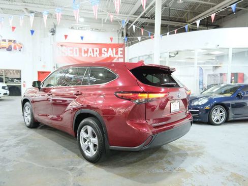 Used 2021 Toyota Highlander LE image 8