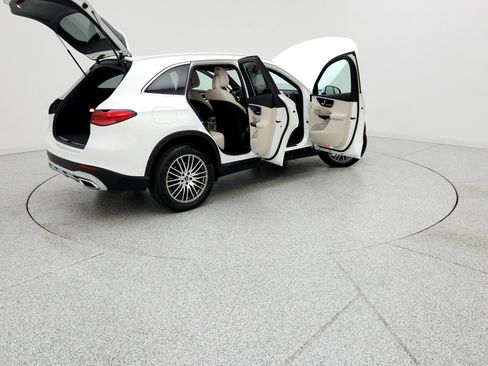 Used 2025 Mercedes-Benz GLC 300 image 17