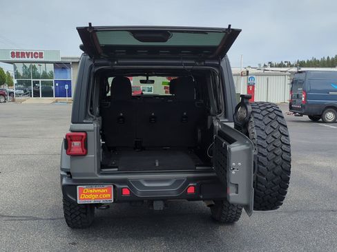 Used 2019 Jeep Wrangler Unlimited Sahara w/ Uconnect 4C Nav & Sound Group AWD/4WD image 6