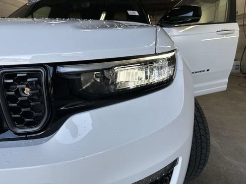 Used 2024 Jeep Grand Cherokee L Summit AWD/4WD image 9