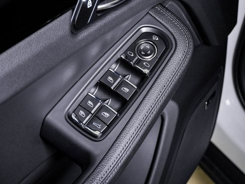 Certified 2025 Porsche Macan image 26