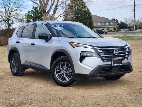 Used 2024 Nissan Rogue S image 2