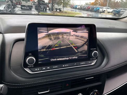 Used 2024 Nissan Rogue SV image 27