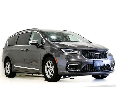 Used 2023 Chrysler Pacifica Limited FWD image 1