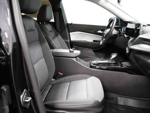 Used 2024 Chevrolet Trax LT w/ Sunroof Package FWD image 22
