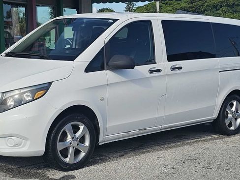 Used 2017 Mercedes-Benz Metris Passenger image 1