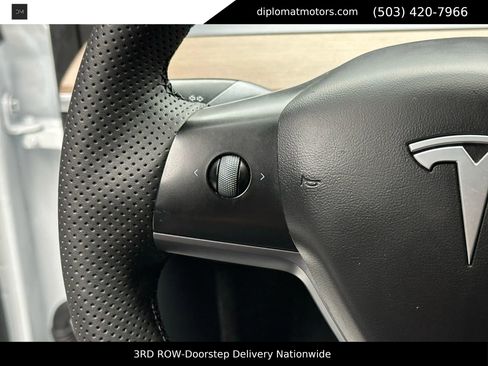 Used 2022 Tesla Model Y Long Range image 25