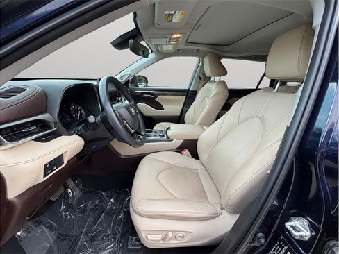 Used 2020 Toyota Highlander Limited AWD/4WD image 2