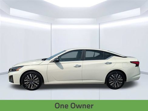 Used 2025 Nissan Altima 2.5 SV FWD image 2