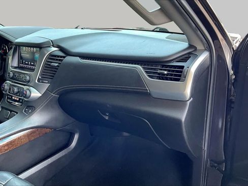 Used 2017 Chevrolet Suburban LT RWD image 19