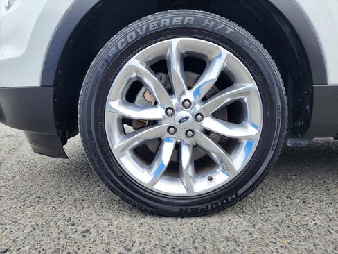 Used 2014 Ford Explorer XLT w/ Equipment Group 202A AWD/4WD image 42