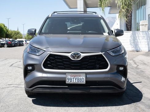 Used 2024 Toyota Highlander XLE AWD/4WD image 3