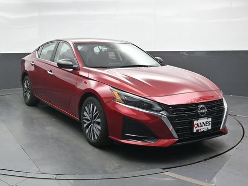Used 2025 Nissan Altima 2.5 SV FWD image 5
