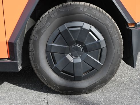 Used 2024 Tesla Cybertruck AWD Crew Cab image 13