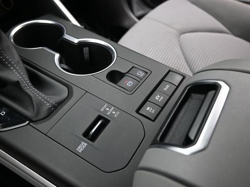 Used 2022 Toyota Highlander LE image 32