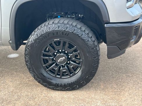 Used 2024 Chevrolet Silverado 2500 ZR2 w/ Technology Package AWD/4WD image 9