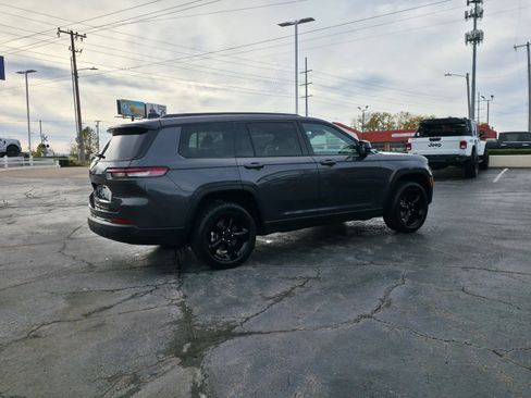 Used 2022 Jeep Grand Cherokee L Laredo image 13