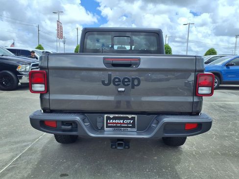 Used 2023 Jeep Gladiator Sport AWD/4WD image 6