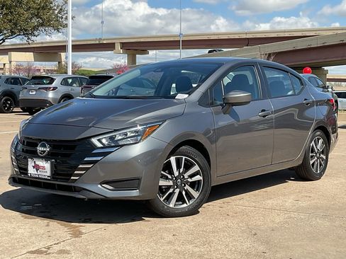 Used 2025 Nissan Versa SV image 2