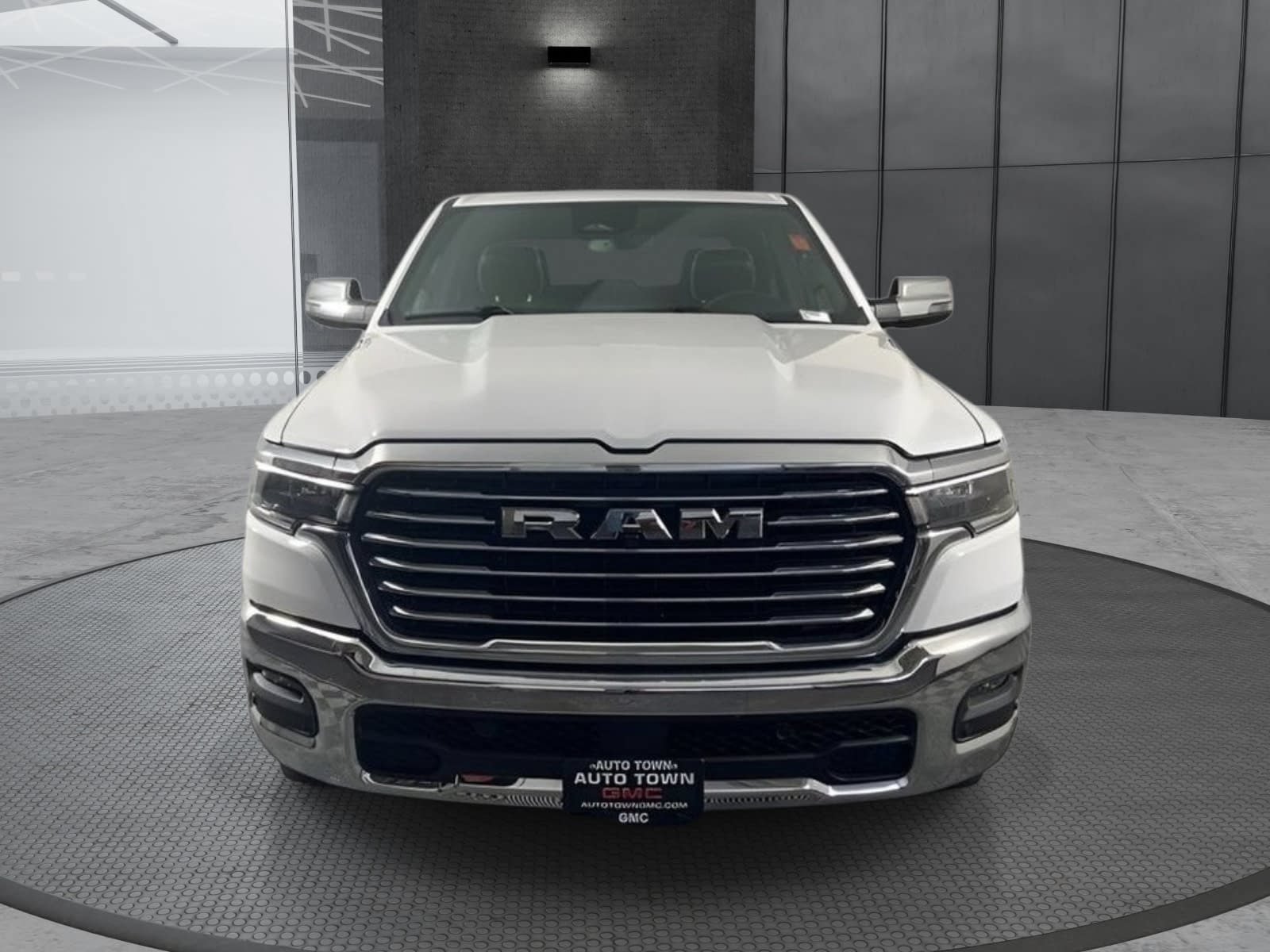 Used 2025 RAM 1500 Laramie AWD/4WD image 2
