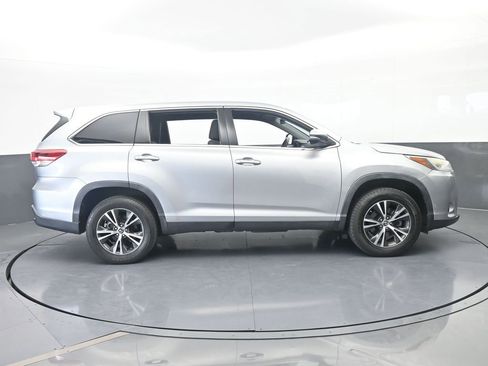 Used 2019 Toyota Highlander LE FWD image 7
