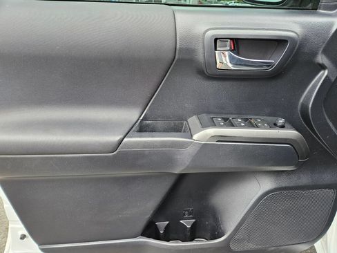 Used 2019 Toyota Tacoma TRD Off-Road AWD/4WD image 18