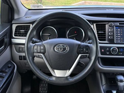 Used 2019 Toyota Highlander XLE FWD image 18