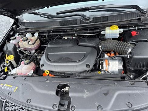 Used 2024 Chrysler Pacifica Select image 28