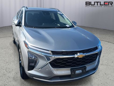 Used 2025 Chevrolet Trax LT FWD image 4