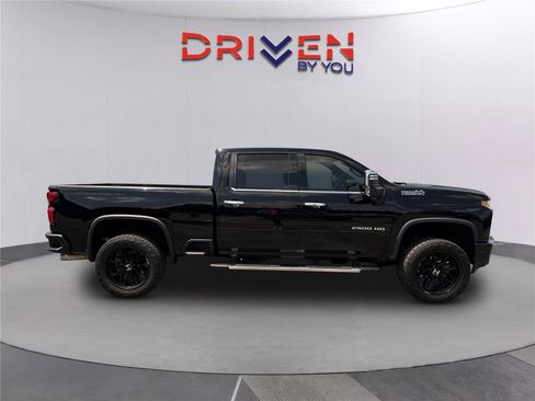 Used 2022 Chevrolet Silverado 2500 High Country AWD/4WD image 3