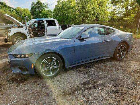 Used 2025 Ford Mustang Coupe RWD image 2