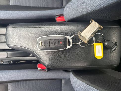 Used 2025 Nissan Versa SV FWD image 21