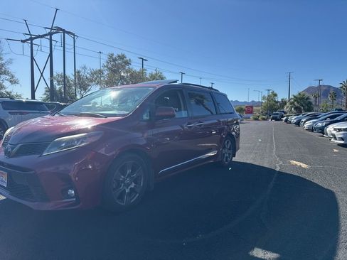 Used 2018 Toyota Sienna SE Premium w/ Carpet Mat Package FWD image 1