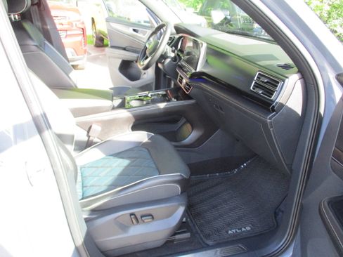 Used 2024 Volkswagen Atlas Cross Sport SEL Premium R-Line AWD/4WD image 16