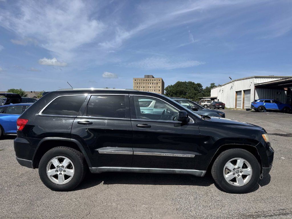 Used 2011 Jeep Grand Cherokee Laredo RWD image 9