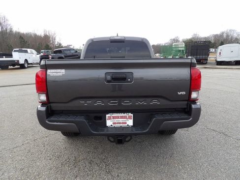 Used 2018 Toyota Tacoma TRD Sport image 6