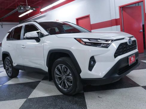 Used 2022 Toyota RAV4 XLE Premium image 2