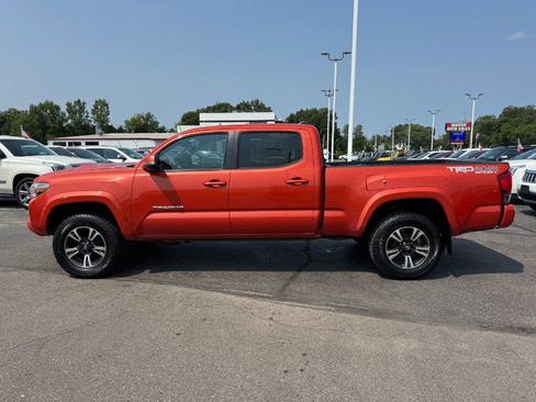 Used 2016 Toyota Tacoma SR5 AWD/4WD image 2