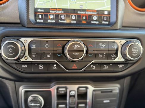 Used 2020 Jeep Gladiator Mojave w/ Dual Top Group image 21