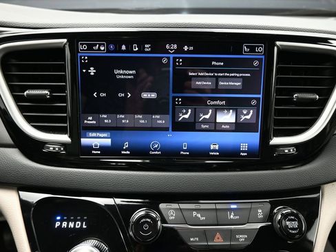 Used 2023 Chrysler Pacifica Touring-L FWD image 19