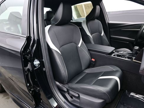 Used 2025 Toyota Camry SE image 14