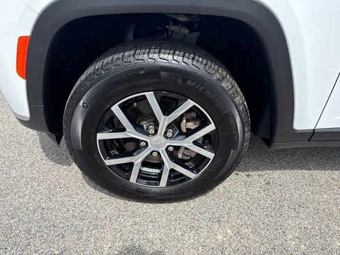 Certified 2025 Jeep Grand Cherokee L Limited AWD/4WD image 9
