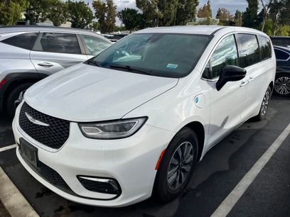 Used 2024 Chrysler Pacifica Select