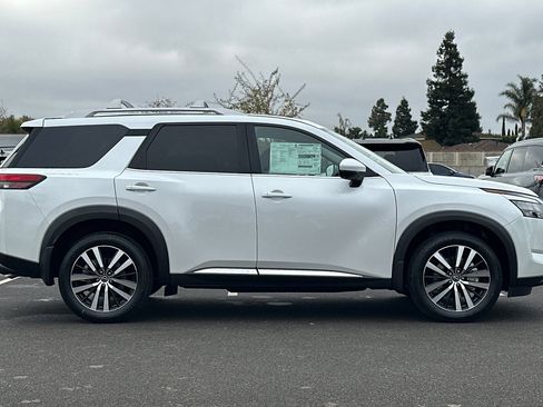 New 2025 Nissan Pathfinder Platinum image 3