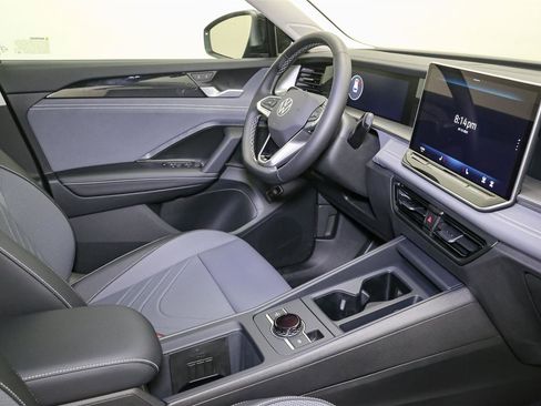 New 2025 Volkswagen Tiguan SE image 14