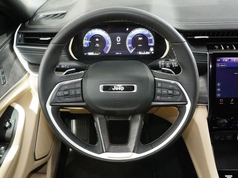 Used 2025 Jeep Grand Cherokee Limited w/ Luxury Tech Group II image 21