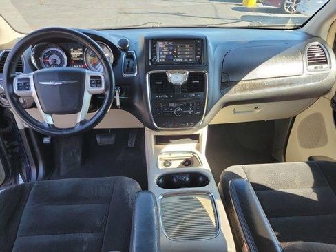 Used 2014 Chrysler Town & Country Touring image 16