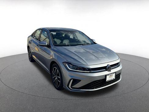 Used 2025 Volkswagen Jetta SE image 1