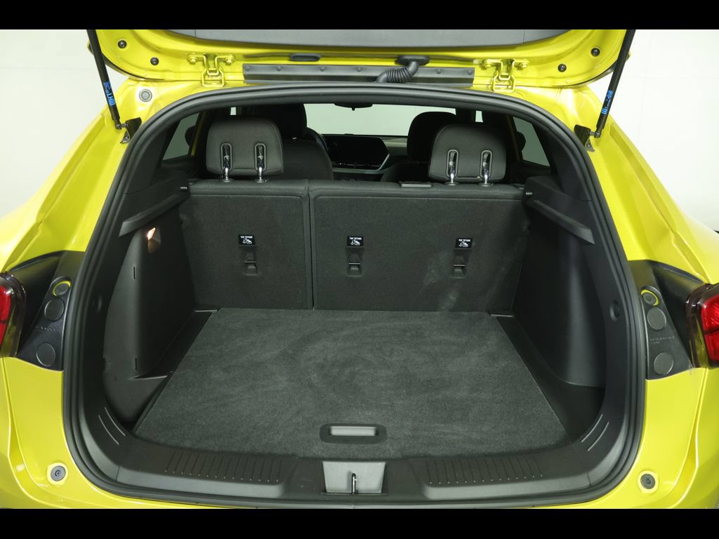 Certified 2025 Chevrolet Trax RS w/ Driver Confidence Package FWD image 13