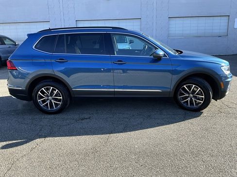 Used 2020 Volkswagen Tiguan SE w/ Panoramic Sunroof Package image 9